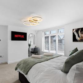 Luxury 4-Bed Family & Group Home-King or Twin Beds-Driveway, Garden-Near Gatwick