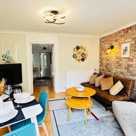 Inviting 2 Bed Guest House steps away from Ascot Racecourse 3 mins drive, 5 mins to Legoland, 12 mins to Windsor Castle Perfect for families & racegoers alike, hotel in Winkfield