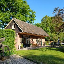 Vakantiewoning met hottub en bedstede - De Kruidenhoeve in het Reestdal, hotel din Balkbrug