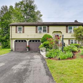 Vintage Windsor Home: Private Yard & Covered Deck, hotel in Windsor