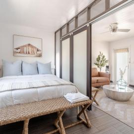 Bliss stylish apartment with pool, by beach، فندق في ريفييرا بيتش