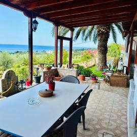 BLUE PANORAMA EMERALD with Amazing Sea View - Lower Ground Floor, hotel en Mákri