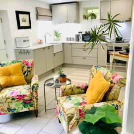 Flower Cottage by Ludlow Castle with Onsite Parking, Hotel in Ludlow