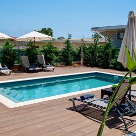 Lumina Apartment with Shared Pool, Hotel in Perivólia