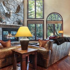 Private Hot Tub, Luxurious & Large with 3 Living Rooms, Convenient to Free Bus