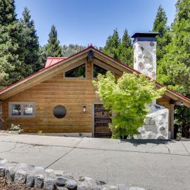 Walk to Lake Gregory: Family Retreat w/ Patio!, hotel en Crestline
