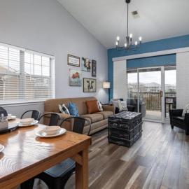 Gorgeous Condos at Holiday Hills Resort - Beautifully Updated and Affordable - Family Amenities, hotel in Branson