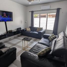 Casablanca Cozy 2BR Home, hotel i Accra