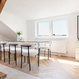 2 BR Loft - LUXUS - MODERN - PARKPLÄTZE - KAFFEE - NETFLIX - WEINBERGBLICK - KÜCHE - BALKON