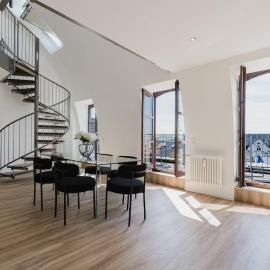 2 BR Penthouse Loft - WHIRLPOOL - TERRASSE - WIFI - ZENTRAL - KÜCHE - KAFFEE - PARKHAUS, хотел в Висбаден