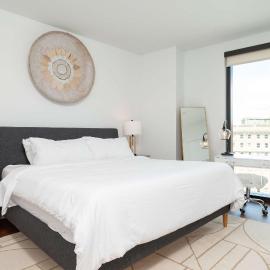 Back-Bay Lux Central 2BR Condo with Rooftop and Parking, хотел в Бостън