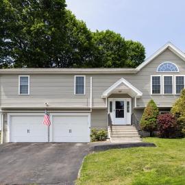 Newly Furnished 4Bedroom Home Near Worcester Airport, hotel in Worcester