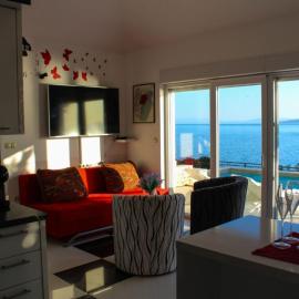 Seafront Apartment Sea Relax with Private Pool Balcony, hotel em Pisak