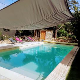 chambres d'hôtes en rez de villa piscine climatisation plage à pieds, hotel in Antibes