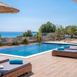 Villa Roz by Villa Plus، فندق في Plateies