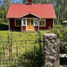 Swedish idyllic forest house, hotell i Alsterbro