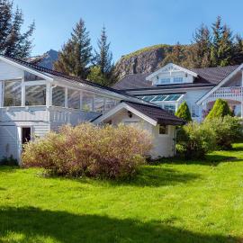 Secluded house in Lofoten-Summer open swimming pool!, hotell i Valberg