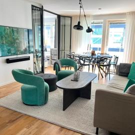 The Emerald Suite - Bright Scandinavian Private Apartment, hotell i Solna