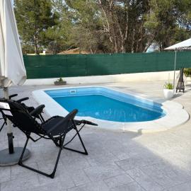 Chalet con piscina dogfriendly - alojamiento entero, מלון בAlgar de Palancia