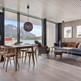 Modern apartment by the ocean in Henningsvær, sleeps 8
