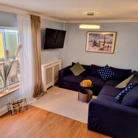 28 ExcellentStays - Heathrow - 5 Bedroom House, ξενοδοχείο σε Stanwell