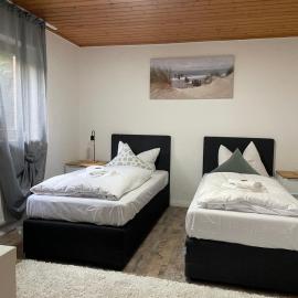 Appartio - Gästehaus "Dorfblick" - komfortable Ferienwohnungen mit Küche und Waschmaschine โรงแรมในHofheim in Unterfranken