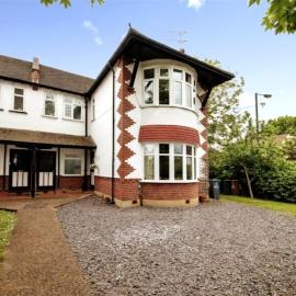 2 Bedroom Flat with Garden, hotel en Pinner