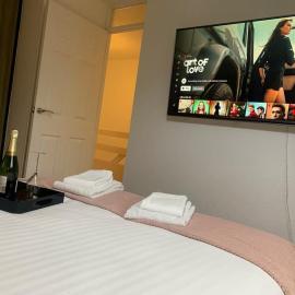 Stylish 3BR Retreat Family & Business Parking, hotel in Caversham