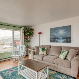 Rockaway Beach Apt w/ Ocean Views: Steps to Shore, hotel a Rockaway Beach