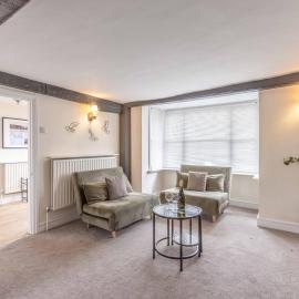 Charming 3BR Cottage Near Windsor and Sights - By Tempstay, hotel in Datchet