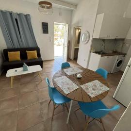 Blue central apt 10 min to the port/ wash machine, hotel em Laurium