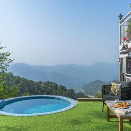StayVista at The Ever House with Bonfire, Jacuzzi, Bathtub