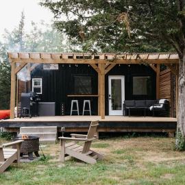 The Loft - Stargazing Tiny Home with Firepit, Wood Fired Pizza Oven & Movie Projector, hotel di Deseronto