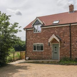 8 Iris Cottage 4-BR Coastal Home in Suffolk