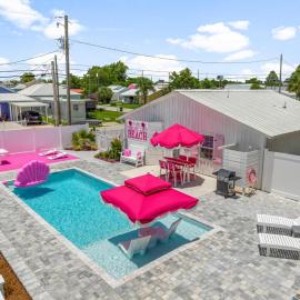 Pink Prerogative Beach Bungalow with Private Pool, hotel in Panama City Beach