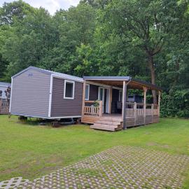 Chalet Hemelriekje، فندق في Gasselte