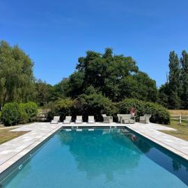 Maison avec piscine & tennis partagés - proche Châteaux de la Loire - 1h30 de Paris, hotelli kohteessa Combreux