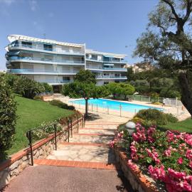 Spacious 3 bedroom apartment Great pool 5min to JLP beach Ideal for 2 families, hotel in Juan-les-Pins