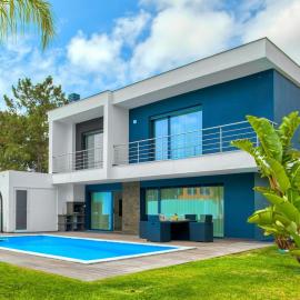Vita Portucale ! Chic Luxe Villa with Saltwater Pool – hotel w mieście Corroios