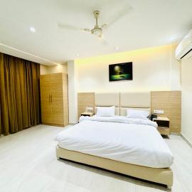 Hotel The Lotus، فندق في جانسى