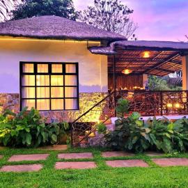 Modern Bahay Kubo near Tagaytay - Casita Anahaw, хотел в Indang