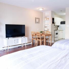 Beachy 2 Bed Studio Suite, Balcony and 4 Min to Lake