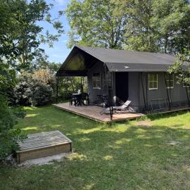 Prachtige 4 persoons glampingtent op rustige kleine camping โรงแรมในAnna Paulowna