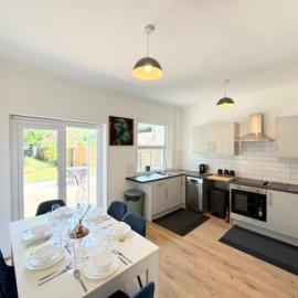 3 Large double bedroom House - Newly Refurbished!