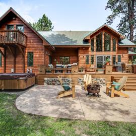 River Lover's Paradise! Luxe Cabin on the Naches, hotel in Naches