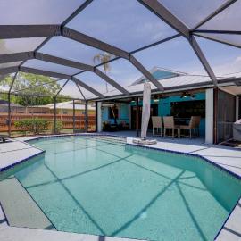 Private Pool & Yard: Family Home in Port St Lucie, hotel in Walton