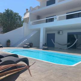 NV seafront Villa Aegina, hotel Áyioi városában