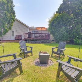 Family Getaway w/ Deck: 3 Mi to Lake Champlain, khách sạn ở Colchester