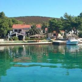 Family friendly seaside apartments Brgulje, Molat - 24673, ξενοδοχείο σε Molat