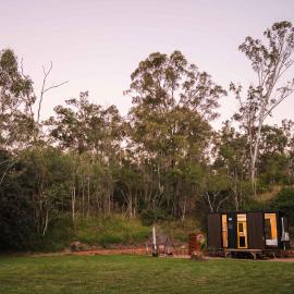 Little Oakey by Tiny Away, hotel in Blanchview